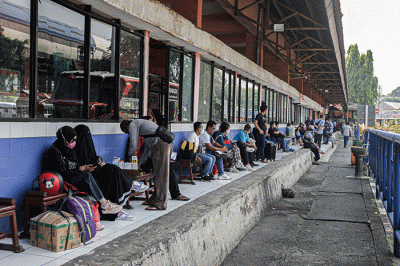 Calon penumpang menunggu kedatangan bus antarkota antarprovinsi (AKAP) di Terminal Kampung Rambutan, Jakarta Timur, Rabu (13/4/2022).