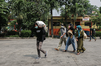 Calon penumpang menunggu kedatangan bus antarkota antarprovinsi (AKAP) di Terminal Kampung Rambutan, Jakarta Timur, Rabu (13/4/2022).