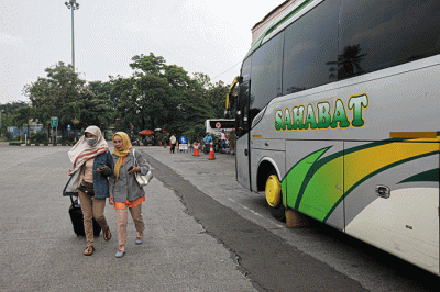 Calon penumpang menunggu kedatangan bus antarkota antarprovinsi (AKAP) di Terminal Kampung Rambutan, Jakarta Timur, Rabu (13/4/2022).