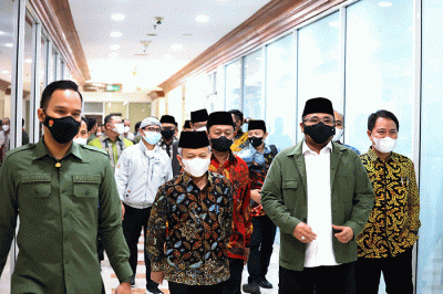 Penandatanganan dokumen Penetapan Biaya Penyelenggaraan Ibadah Haji Tahun 1443 H/2022 dalam rapat kerja dengan Komisi VIII DPR di Kompleks Parlemen.