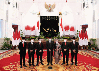 Presiden Joko Widodo melantik dan mengambil sumpah jabatan anggota Komisi Pemilihan Umum dan Badan Pengawas Pemilihan Umum masa jabatan tahun 2022-2027.
