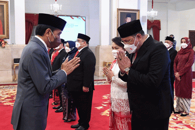 Presiden Joko Widodo melantik dan mengambil sumpah jabatan anggota Komisi Pemilihan Umum dan Badan Pengawas Pemilihan Umum masa jabatan tahun 2022-2027.