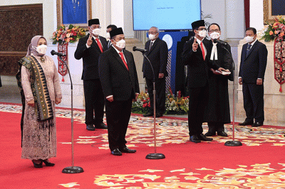 Presiden Joko Widodo melantik dan mengambil sumpah jabatan anggota Komisi Pemilihan Umum dan Badan Pengawas Pemilihan Umum masa jabatan tahun 2022-2027.