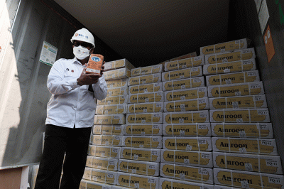 Direktur Utama Perum BULOG Budi Waseso saat memantau kedatangan daging impor di Terminal Mustika Alam Lestari, Tanjung Priok, Jakarta, Kamis (14/4/2022).