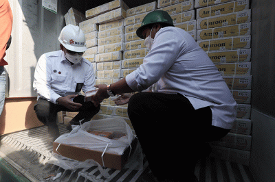 Direktur Utama Perum BULOG Budi Waseso saat memantau kedatangan daging impor di Terminal Mustika Alam Lestari, Tanjung Priok, Jakarta, Kamis (14/4/2022).