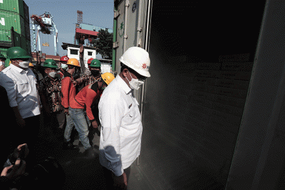 Direktur Utama Perum BULOG Budi Waseso saat memantau kedatangan daging impor di Terminal Mustika Alam Lestari, Tanjung Priok, Jakarta, Kamis (14/4/2022).
