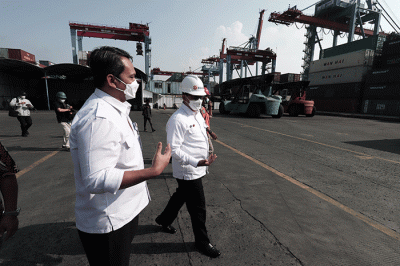 Direktur Utama Perum BULOG Budi Waseso saat memantau kedatangan daging impor di Terminal Mustika Alam Lestari, Tanjung Priok, Jakarta, Kamis (14/4/2022).