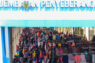 Suasana para pedagang dan pembeli di Jembatan Penyeberangan Multiguna Pasar Tanah Abang, Jakarta Pusat, Kamis, (14/4/2022).