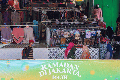 Suasana para pedagang dan pembeli di Jembatan Penyeberangan Multiguna Pasar Tanah Abang, Jakarta Pusat, Kamis, (14/4/2022).