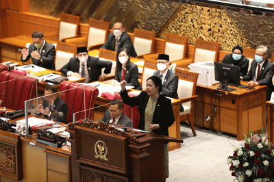 Ketua DPR Puan Maharani memberikan pidato saat rapat paripurna DPR di Kompleks Parlemen, Senayan, Jakarta, Kamis (14/4/2022).