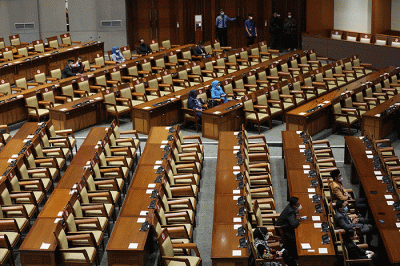 Ketua DPR Puan Maharani memberikan pidato saat rapat paripurna DPR di Kompleks Parlemen, Senayan, Jakarta, Kamis (14/4/2022).
