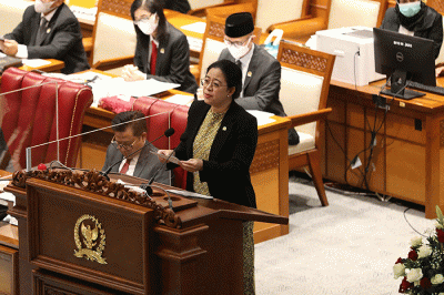 Ketua DPR Puan Maharani memberikan pidato saat rapat paripurna DPR di Kompleks Parlemen, Senayan, Jakarta, Kamis (14/4/2022).