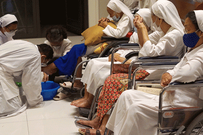 Romo Eduardus Didik Chahyono SJ membasuh kaki 12 suster sepuh berusia di atas 70 tahun dalam merayakan Ekaristi di Kapel Susteran.