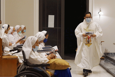 Romo Eduardus Didik Chahyono SJ membasuh kaki 12 suster sepuh berusia di atas 70 tahun dalam merayakan Ekaristi di Kapel Susteran.