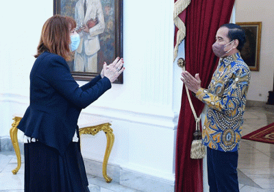 Presiden Joko Widodo menerima kedatangan Rektor Monash University Indonesia Prof. Andrew MacIntyre di Istana Merdeka, Jakarta, Kamis (14/4/2022).