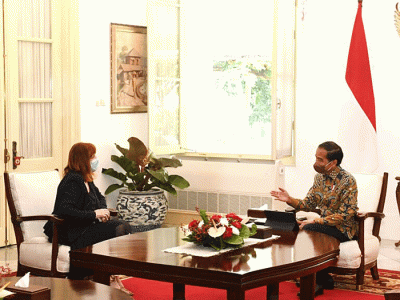 Presiden Joko Widodo menerima kedatangan Rektor Monash University Indonesia Prof. Andrew MacIntyre di Istana Merdeka, Jakarta, Kamis (14/4/2022).