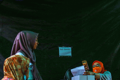 Warga memadati Kantor Pos, Jalan Merdeka, Palembang guna mencairkan bantuan Subsidi Minyak Goreng dan Bantuan Program Sembako, Jumat (15/4/2022).