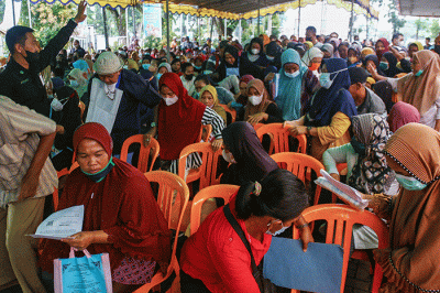Warga memadati Kantor Pos, Jalan Merdeka, Palembang guna mencairkan bantuan Subsidi Minyak Goreng dan Bantuan Program Sembako, Jumat (15/4/2022).