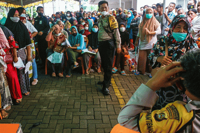 Warga memadati Kantor Pos, Jalan Merdeka, Palembang guna mencairkan bantuan Subsidi Minyak Goreng dan Bantuan Program Sembako, Jumat (15/4/2022).