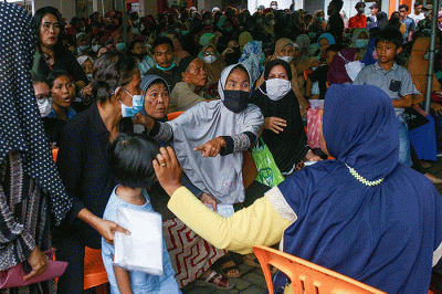 Warga memadati Kantor Pos, Jalan Merdeka, Palembang guna mencairkan bantuan Subsidi Minyak Goreng dan Bantuan Program Sembako, Jumat (15/4/2022).
