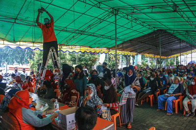 Warga memadati Kantor Pos, Jalan Merdeka, Palembang guna mencairkan bantuan Subsidi Minyak Goreng dan Bantuan Program Sembako, Jumat (15/4/2022).