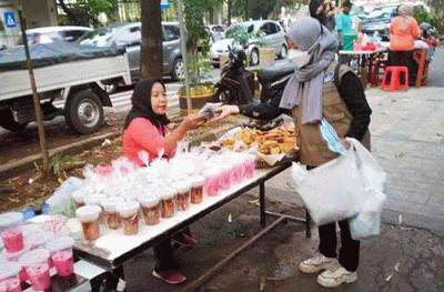 BNPB sejak awal Ramadhan melakukan penguatan protokol kesehatan dengan membagikan masker untuk wilayah DKI Jakarta dan sekitarnya.