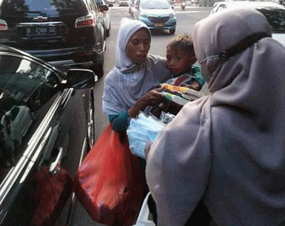 BNPB sejak awal Ramadhan melakukan penguatan protokol kesehatan dengan membagikan masker untuk wilayah DKI Jakarta dan sekitarnya.