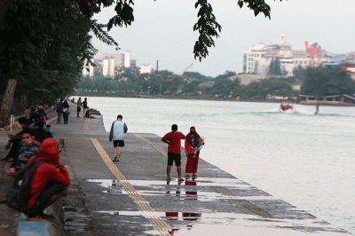 Warga menikmati pemandangan dan suasana Danau Sunter, Jakarta Utara, Jumat (15/4/2022).