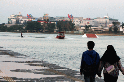 Warga menikmati pemandangan dan suasana Danau Sunter, Jakarta Utara, Jumat (15/4/2022).