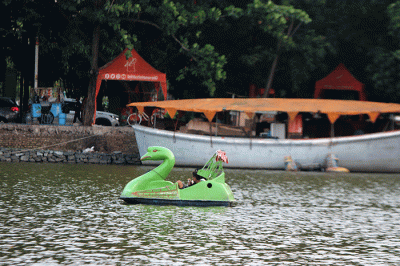 Warga menikmati pemandangan dan suasana Danau Sunter, Jakarta Utara, Jumat (15/4/2022).