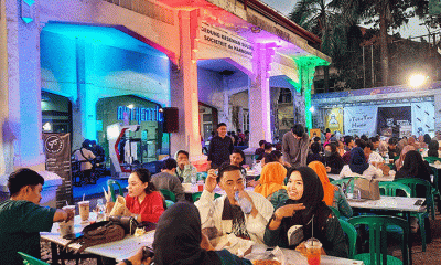 Suasana pengunjung pasar takjil di area Gedung Kesenian Societeit de Harmonie di Jalan Ahmad Yani, Makassar, Jumat (15/4/2022).