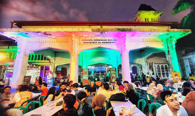 Suasana pengunjung pasar takjil di area Gedung Kesenian Societeit de Harmonie di Jalan Ahmad Yani, Makassar, Jumat (15/4/2022).