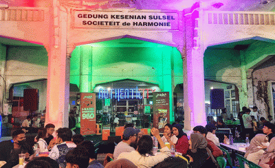 Suasana pengunjung pasar takjil di area Gedung Kesenian Societeit de Harmonie di Jalan Ahmad Yani, Makassar, Jumat (15/4/2022).