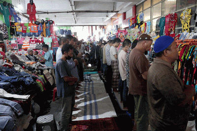 Sejumlah umat Islam melaksanakan shalat jumat di Pasar Tanah Abang, Jakarta, Jumat (15/4/2022).