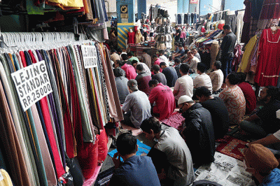 Sejumlah umat Islam melaksanakan shalat jumat di Pasar Tanah Abang, Jakarta, Jumat (15/4/2022).