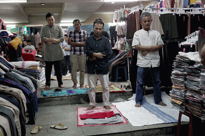 Sejumlah umat Islam melaksanakan shalat jumat di Pasar Tanah Abang, Jakarta, Jumat (15/4/2022).