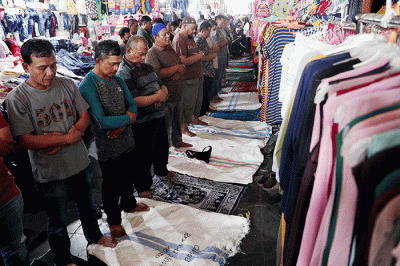 Sejumlah umat Islam melaksanakan shalat jumat di Pasar Tanah Abang, Jakarta, Jumat (15/4/2022).