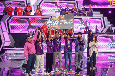 Managing Director GTV Valencia Tanoesoedibjo menyerahkan secara simbolis hadiah kepada juara Esport Star Indonesia Season 3.