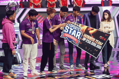 Managing Director GTV Valencia Tanoesoedibjo menyerahkan secara simbolis hadiah kepada juara Esport Star Indonesia Season 3.