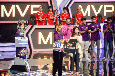 Managing Director GTV Valencia Tanoesoedibjo menyerahkan secara simbolis hadiah kepada juara Esport Star Indonesia Season 3.