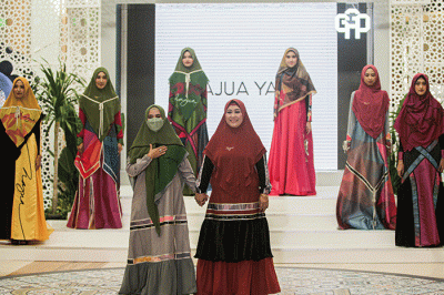 Sejumlah model tampil saat Fashion Show di acara Bekasi Sharia Festival 2022 (BSF), Grand Galaxy Park, Bekasi, Jawa Barat, Jumat (15/4/2022).