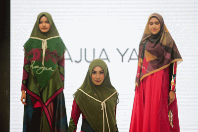 Sejumlah model tampil saat Fashion Show di acara Bekasi Sharia Festival 2022 (BSF), Grand Galaxy Park, Bekasi, Jawa Barat, Jumat (15/4/2022).