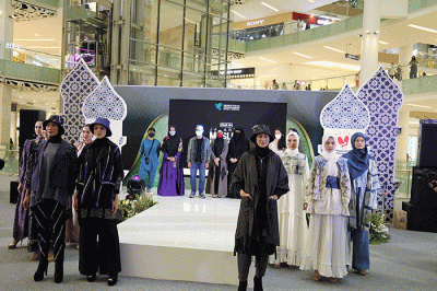 Model membawakan busana desainer desainer ternama pada road to Jakarta Muslim Fashion Week 2023 ramadhan Fashion Festival 2022 di Jakarta, Sabtu (16/4/2022).