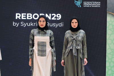 Model membawakan busana desainer desainer ternama pada road to Jakarta Muslim Fashion Week 2023 ramadhan Fashion Festival 2022 di Jakarta, Sabtu (16/4/2022).