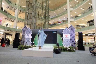 Model membawakan busana desainer desainer ternama pada road to Jakarta Muslim Fashion Week 2023 ramadhan Fashion Festival 2022 di Jakarta, Sabtu (16/4/2022).