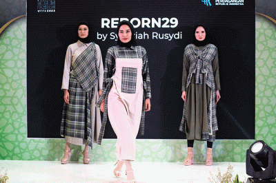 Model membawakan busana desainer desainer ternama pada road to Jakarta Muslim Fashion Week 2023 ramadhan Fashion Festival 2022 di Jakarta, Sabtu (16/4/2022).
