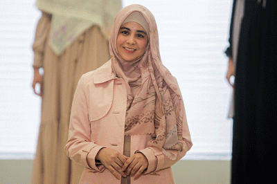 Sejumlah model tampil saat Fashion Show di acara Bekasi Sharia Festival 2022 (BSF), Grand Galaxy Park, Bekasi, Jawa Barat, Jumat (15/4/2022).