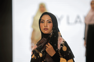 Sejumlah model tampil saat Fashion Show di acara Bekasi Sharia Festival 2022 (BSF), Grand Galaxy Park, Bekasi, Jawa Barat, Jumat (15/4/2022).