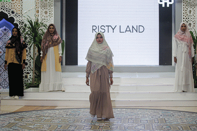Sejumlah model tampil saat Fashion Show di acara Bekasi Sharia Festival 2022 (BSF), Grand Galaxy Park, Bekasi, Jawa Barat, Jumat (15/4/2022).