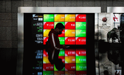 Layar menampilkan pergerakan Indeks Harga Saham Gabungan (IHSG) di gedung Bursa Efek Indonesia, Jakarta Selatan, Senin (18/4/2022).